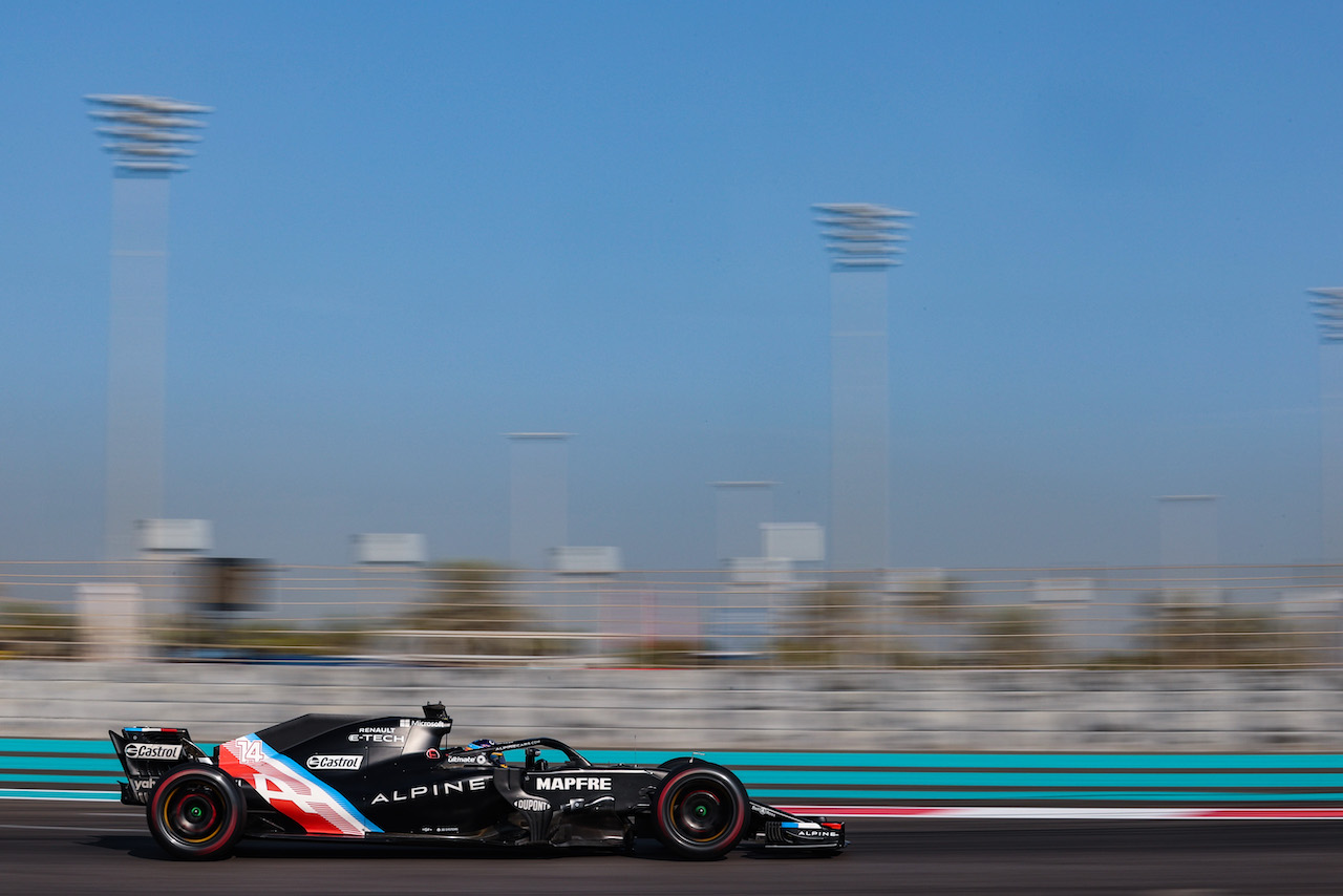 TEST ABU DHABI, Fernando Alonso (ESP), Alpine F1 Team 
15.12.2021. Formula 1 Testing, Yas Marina Circuit, Abu Dhabi, Wednesday.
- www.xpbimages.com, EMail: requests@xpbimages.com ¬© Copyright: Charniaux / XPB Images