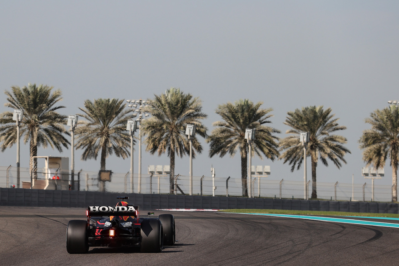 TEST ABU DHABI, Sergio Perez (MEX), Red Bull Racing 
15.12.2021. Formula 1 Testing, Yas Marina Circuit, Abu Dhabi, Wednesday.
- www.xpbimages.com, EMail: requests@xpbimages.com © Copyright: Charniaux / XPB Images