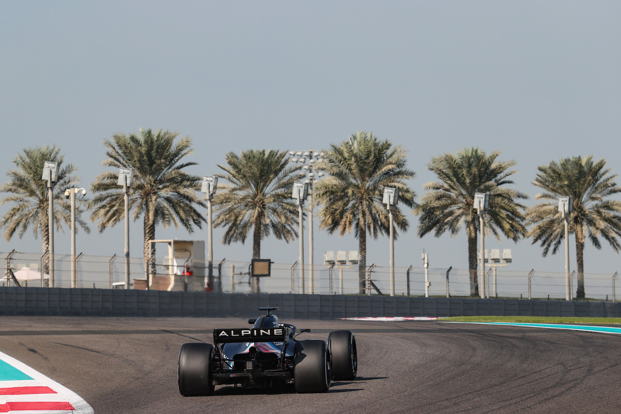 TEST ABU DHABI, Fernando Alonso (ESP), Alpine F1 Team 
15.12.2021. Formula 1 Testing, Yas Marina Circuit, Abu Dhabi, Wednesday.
- www.xpbimages.com, EMail: requests@xpbimages.com ¬© Copyright: Charniaux / XPB Images