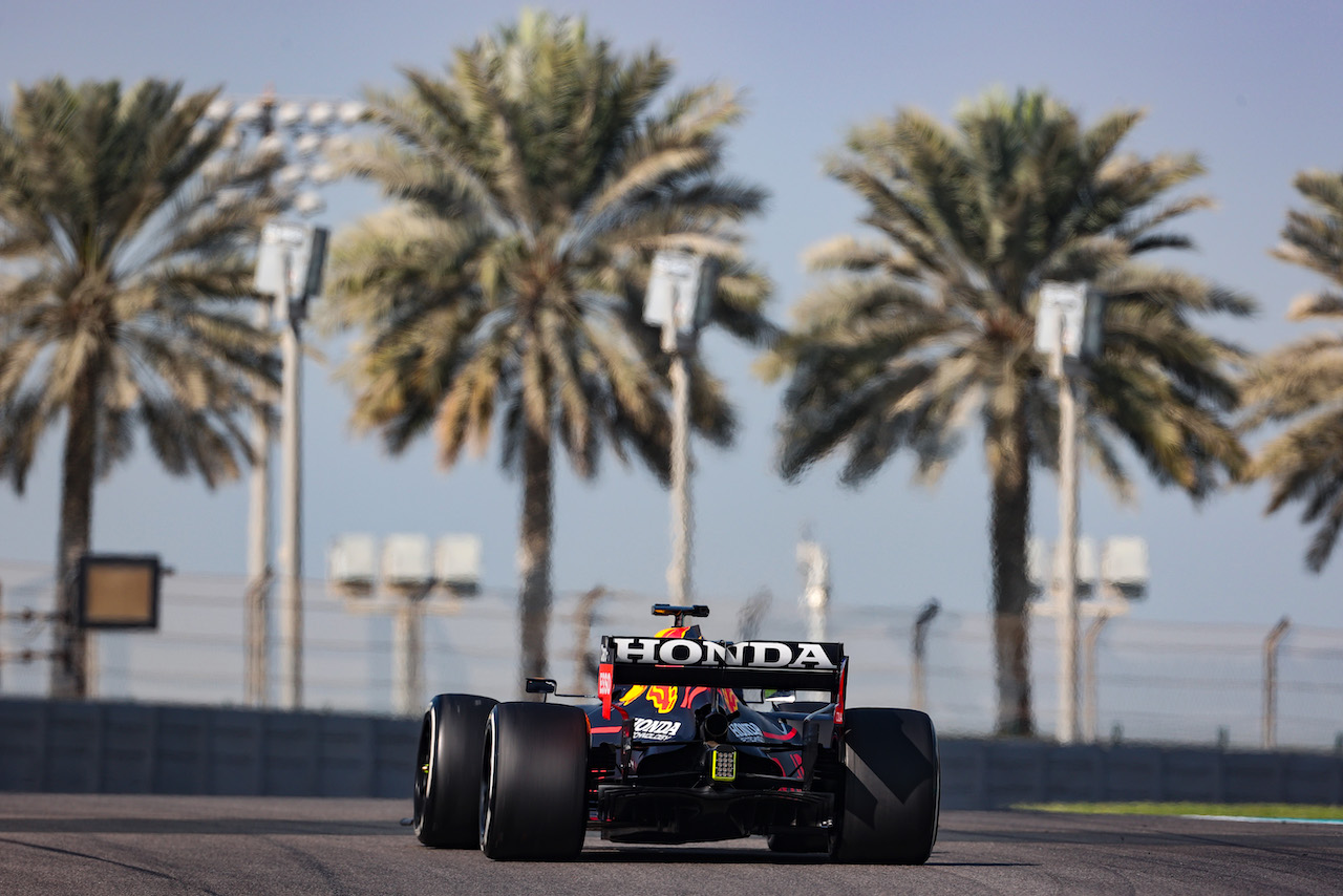 TEST ABU DHABI, Sergio Perez (MEX), Red Bull Racing 
15.12.2021. Formula 1 Testing, Yas Marina Circuit, Abu Dhabi, Wednesday.
- www.xpbimages.com, EMail: requests@xpbimages.com ¬© Copyright: Charniaux / XPB Images