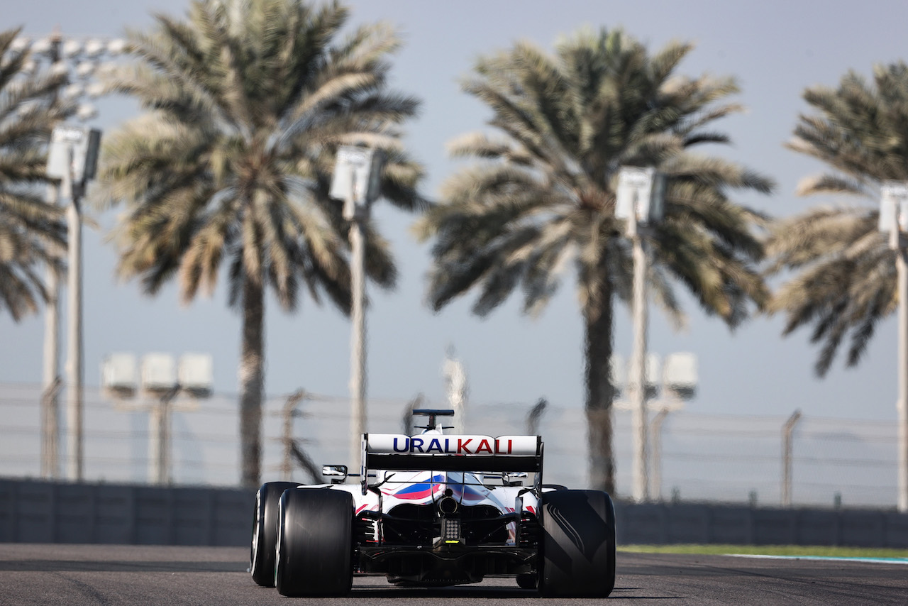 TEST ABU DHABI, Robert Shwartzman (RUS), Haas F1 Team 
15.12.2021. Formula 1 Testing, Yas Marina Circuit, Abu Dhabi, Wednesday.
- www.xpbimages.com, EMail: requests@xpbimages.com ¬© Copyright: Charniaux / XPB Images