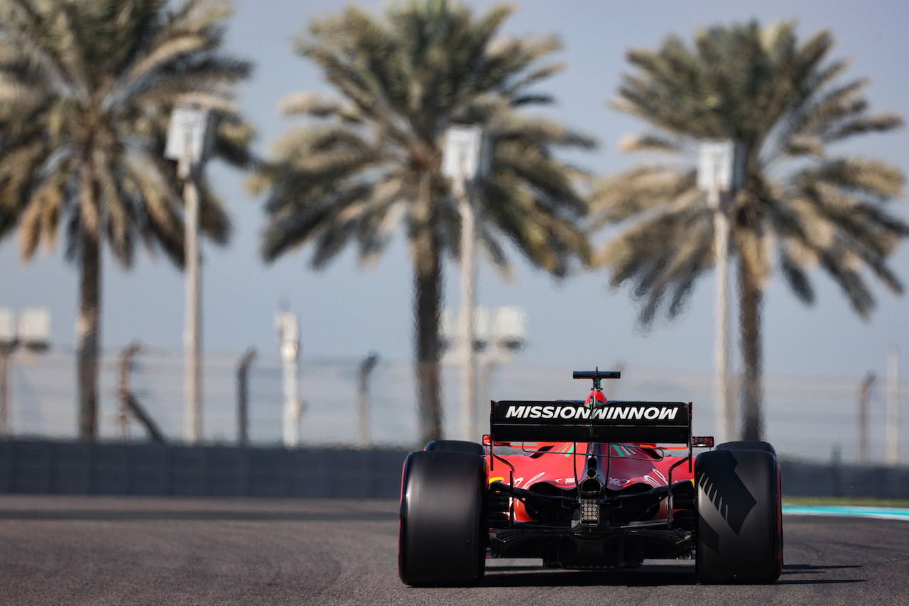 TEST ABU DHABI, Carlos Sainz Jr (ESP), Ferrari 
15.12.2021. Formula 1 Testing, Yas Marina Circuit, Abu Dhabi, Wednesday.
- www.xpbimages.com, EMail: requests@xpbimages.com © Copyright: Charniaux / XPB Images