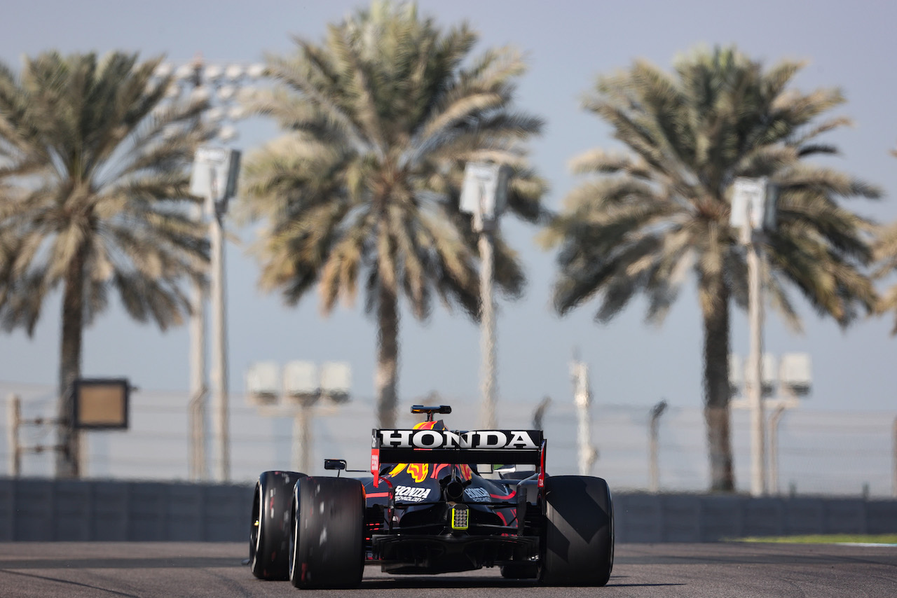 TEST ABU DHABI, Sergio Perez (MEX), Red Bull Racing 
15.12.2021. Formula 1 Testing, Yas Marina Circuit, Abu Dhabi, Wednesday.
- www.xpbimages.com, EMail: requests@xpbimages.com ¬© Copyright: Charniaux / XPB Images