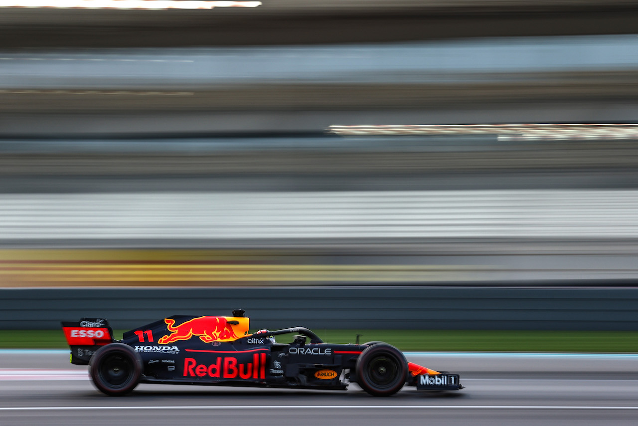 TEST ABU DHABI, Sergio Perez (MEX), Red Bull Racing 
15.12.2021. Formula 1 Testing, Yas Marina Circuit, Abu Dhabi, Wednesday.
- www.xpbimages.com, EMail: requests@xpbimages.com © Copyright: Charniaux / XPB Images