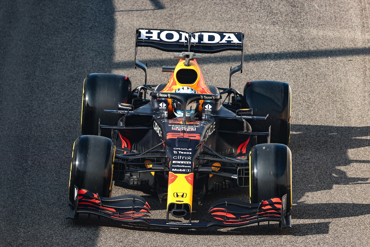 TEST ABU DHABI, Liam Lawson (NZ), Red Bull Racing 
14.12.2021. Formula 1 Testing, Yas Marina Circuit, Abu Dhabi, Tuesday.
- www.xpbimages.com, EMail: requests@xpbimages.com ¬© Copyright: Charniaux / XPB Images