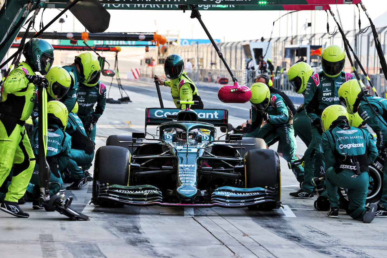 TEST BAHRAIN, Sebastian Vettel (GER) Aston Martin F1 Team AMR21 practices a pit stop.
14.03.2021. Formula 1 Testing, Sakhir, Bahrain, Day Three.
- www.xpbimages.com, EMail: requests@xpbimages.com © Copyright: Moy / XPB Images