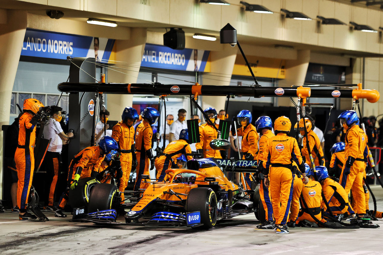 TEST BAHRAIN, Daniel Ricciardo (AUS) McLaren MCL35M practices a pit stop.
14.03.2021. Formula 1 Testing, Sakhir, Bahrain, Day Three.
- www.xpbimages.com, EMail: requests@xpbimages.com © Copyright: Moy / XPB Images