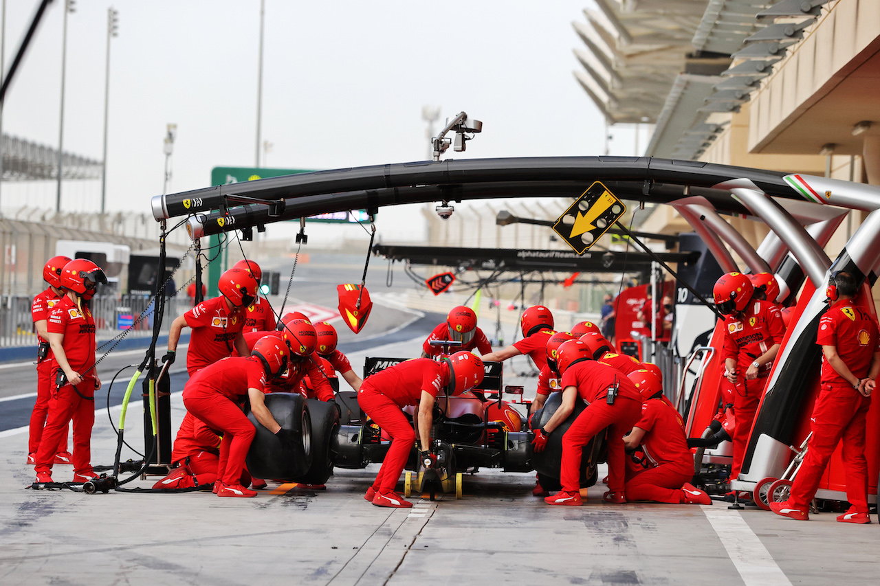 TEST BAHRAIN, Charles Leclerc (MON) Ferrari SF-21 practices a pit stop.
13.03.2021. Formula 1 Testing, Sakhir, Bahrain, Day Two.
- www.xpbimages.com, EMail: requests@xpbimages.com © Copyright: Moy / XPB Images