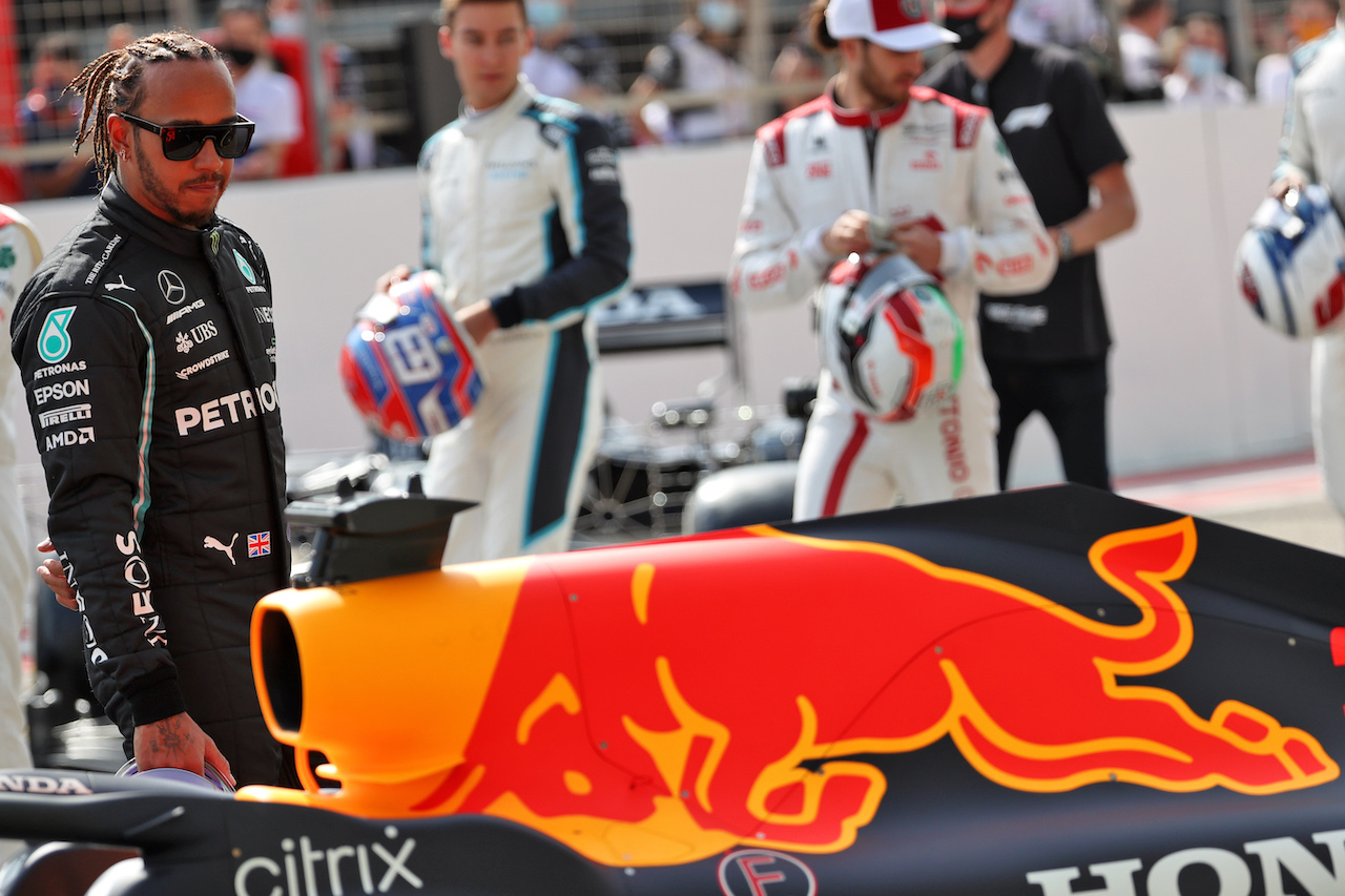 TEST BAHRAIN, Lewis Hamilton (GBR) Mercedes AMG F1 looks at the Red Bull Racing RB16B.
12.03.2021. Formula 1 Testing, Sakhir, Bahrain, Day One.
- www.xpbimages.com, EMail: requests@xpbimages.com © Copyright: Batchelor / XPB Images