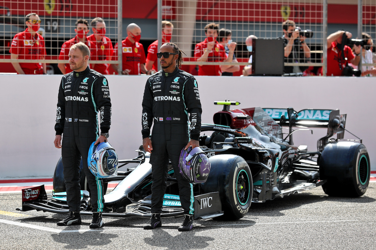 TEST BAHRAIN, (L to R): Valtteri Bottas (FIN) Mercedes AMG F1 W12 e Lewis Hamilton (GBR) Mercedes AMG F1.
12.03.2021. Formula 1 Testing, Sakhir, Bahrain, Day One.
- www.xpbimages.com, EMail: requests@xpbimages.com © Copyright: Batchelor / XPB Images