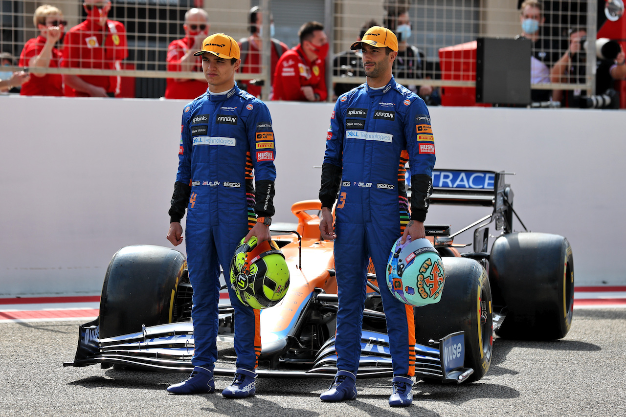 TEST BAHRAIN, (L to R): Lando Norris (GBR) McLaren MCL35M e Daniel Ricciardo (AUS) McLaren.
12.03.2021. Formula 1 Testing, Sakhir, Bahrain, Day One.
- www.xpbimages.com, EMail: requests@xpbimages.com © Copyright: Batchelor / XPB Images