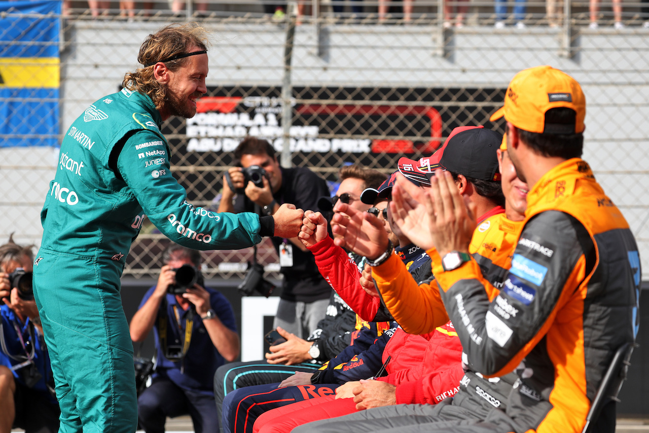 GP ABU DHABI, Sebastian Vettel (GER) Aston Martin F1 Team with Carlos Sainz Jr (ESP) Ferrari at the drivers end of season group photograph.
20.11.2022. Formula 1 World Championship, Rd 22, Abu Dhabi Grand Prix, Yas Marina Circuit, Abu Dhabi, Gara Day.
- www.xpbimages.com, EMail: requests@xpbimages.com © Copyright: Bearne / XPB Images