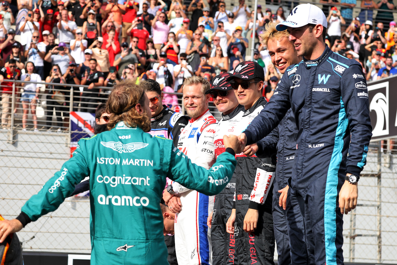 GP ABU DHABI, Sebastian Vettel (GER) Aston Martin F1 Team with Nicholas Latifi (CDN) Williams Racing at the drivers end of season group photograph.
20.11.2022. Formula 1 World Championship, Rd 22, Abu Dhabi Grand Prix, Yas Marina Circuit, Abu Dhabi, Gara Day.
- www.xpbimages.com, EMail: requests@xpbimages.com © Copyright: Bearne / XPB Images