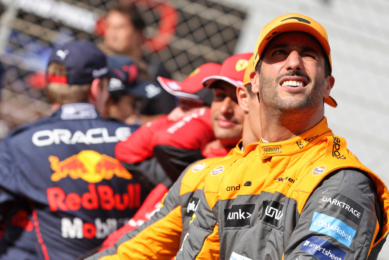 GP ABU DHABI, Daniel Ricciardo (AUS) McLaren at the drivers end of season group photograph.
20.11.2022. Formula 1 World Championship, Rd 22, Abu Dhabi Grand Prix, Yas Marina Circuit, Abu Dhabi, Gara Day.
- www.xpbimages.com, EMail: requests@xpbimages.com © Copyright: Bearne / XPB Images