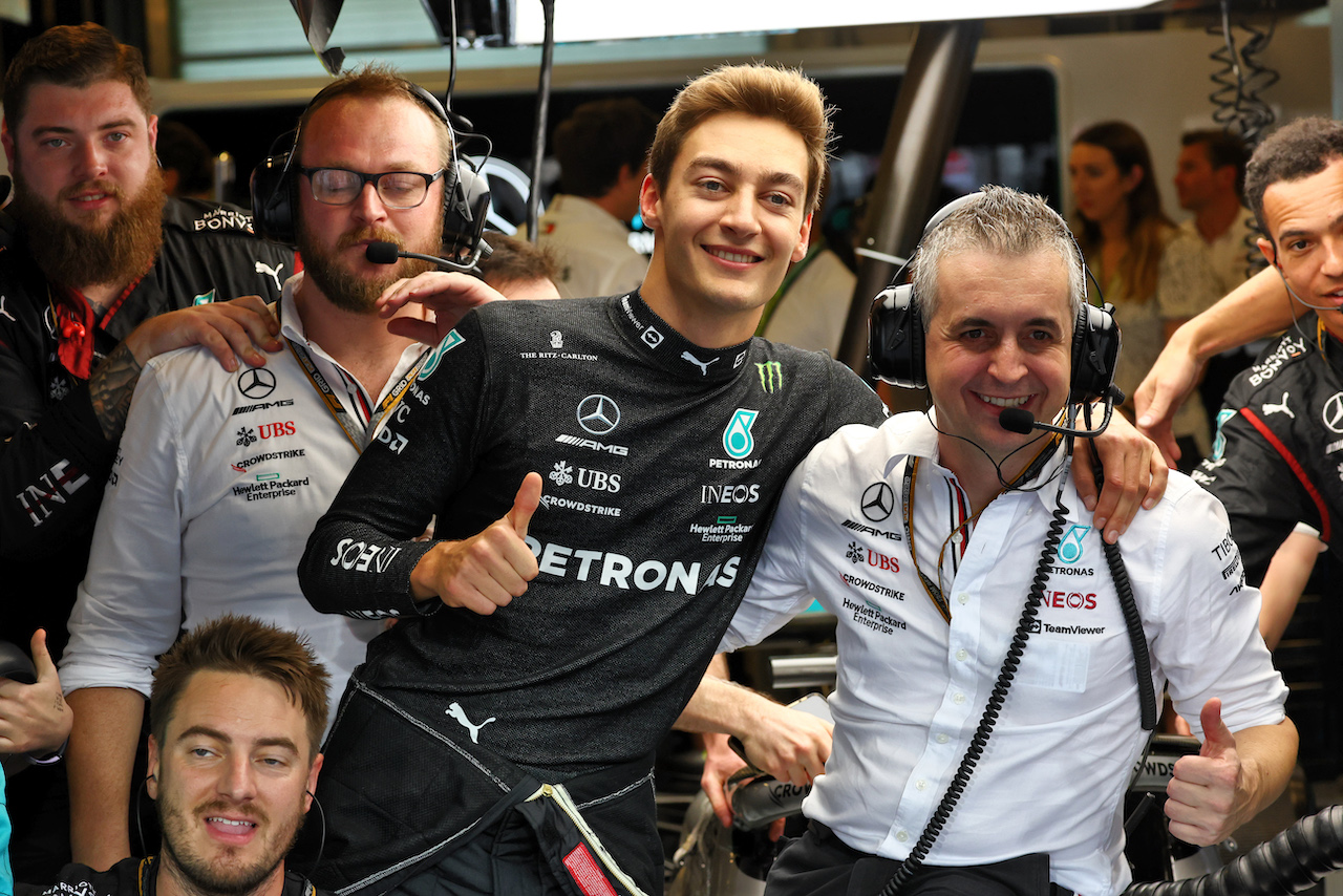 GP ABU DHABI, George Russell (GBR) Mercedes AMG F1 with Riccardo Musconi (ITA) Mercedes AMG F1 Performance Engineer e the team.
20.11.2022. Formula 1 World Championship, Rd 22, Abu Dhabi Grand Prix, Yas Marina Circuit, Abu Dhabi, Gara Day.
 - www.xpbimages.com, EMail: requests@xpbimages.com © Copyright: Coates / XPB Images