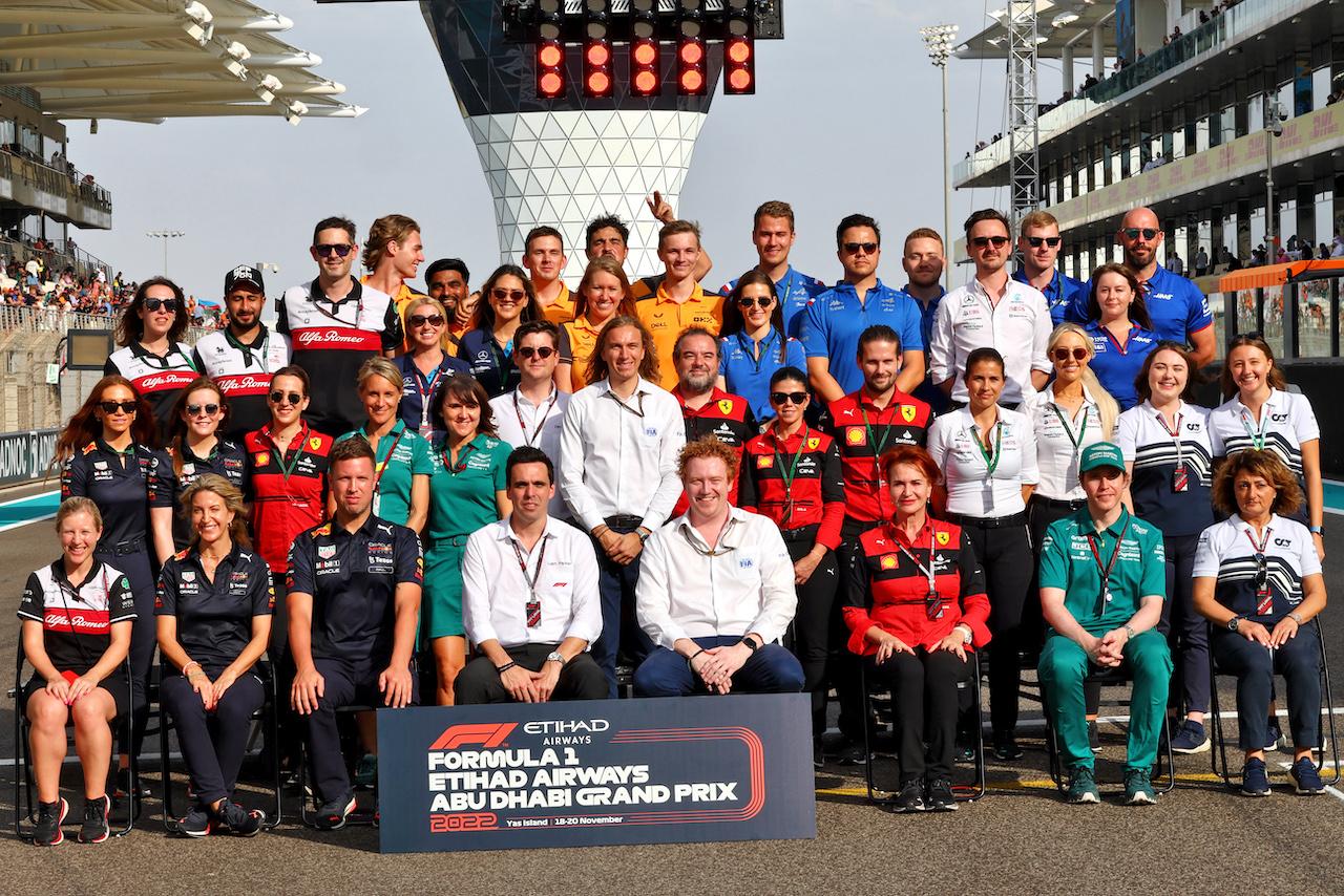 GP ABU DHABI, Teams' media delegates end of season group photograph.
20.11.2022. Formula 1 World Championship, Rd 22, Abu Dhabi Grand Prix, Yas Marina Circuit, Abu Dhabi, Gara Day.
- www.xpbimages.com, EMail: requests@xpbimages.com © Copyright: Batchelor / XPB Images