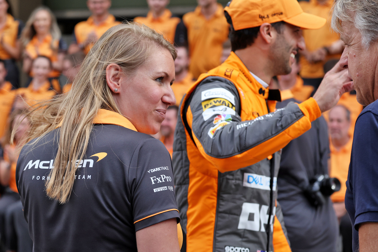 GP ABU DHABI, Sophie Ogg (GBR) McLaren Communications Director at a team photograph.
20.11.2022. Formula 1 World Championship, Rd 22, Abu Dhabi Grand Prix, Yas Marina Circuit, Abu Dhabi, Gara Day.
- www.xpbimages.com, EMail: requests@xpbimages.com © Copyright: Bearne / XPB Images