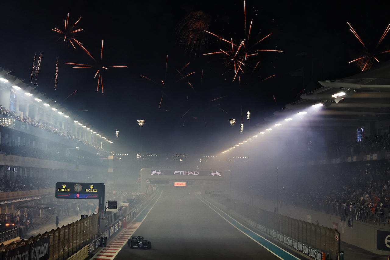GP ABU DHABI, Lance Stroll (CDN) Aston Martin F1 Team AMR22 with fireworks at the end of the race.
20.11.2022. Formula 1 World Championship, Rd 22, Abu Dhabi Grand Prix, Yas Marina Circuit, Abu Dhabi, Gara Day.
- www.xpbimages.com, EMail: requests@xpbimages.com © Copyright: Moy / XPB Images