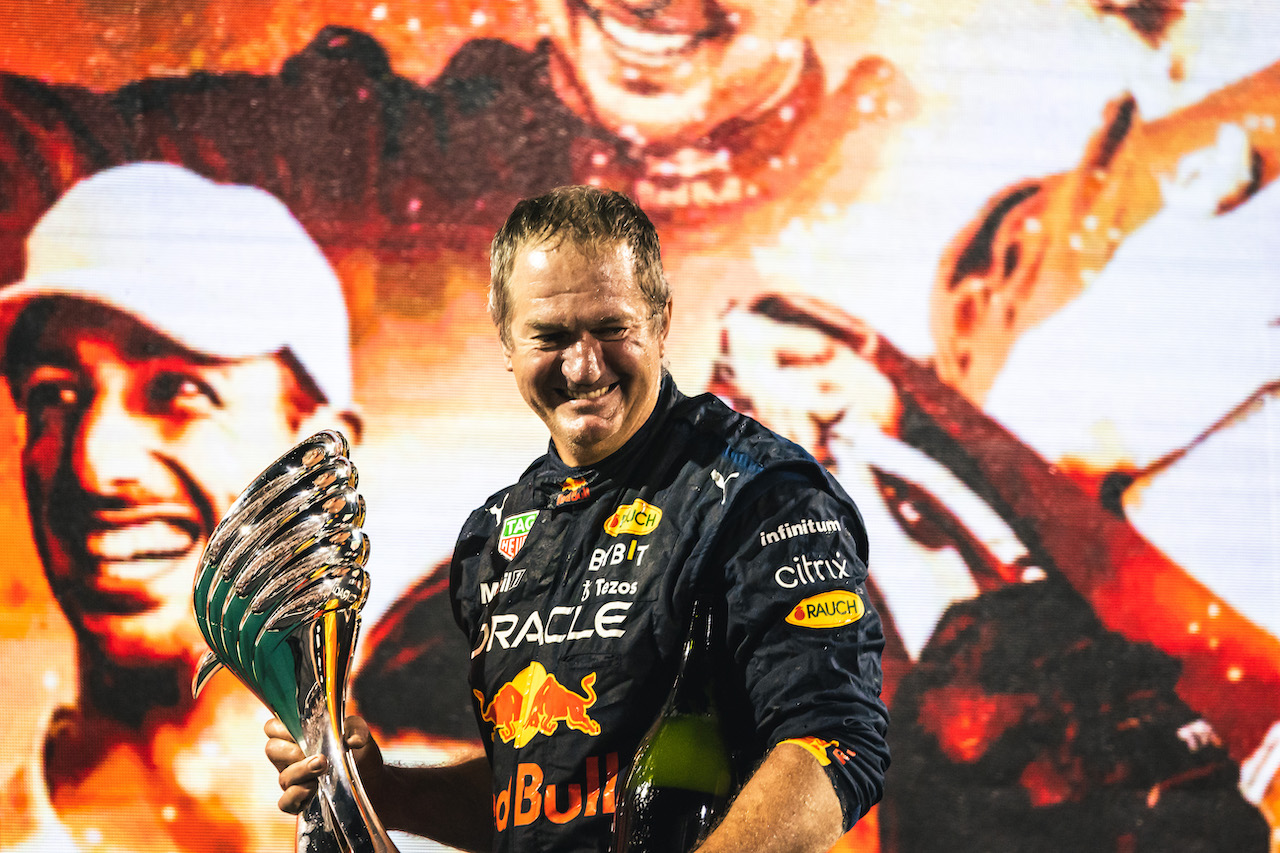 GP ABU DHABI, Olaf Janssen (ZAF) Red Bull Racing Trackside Infrastructure Group Leader celebrates on the podium.
20.11.2022. Formula 1 World Championship, Rd 22, Abu Dhabi Grand Prix, Yas Marina Circuit, Abu Dhabi, Gara Day.
- www.xpbimages.com, EMail: requests@xpbimages.com © Copyright: Bearne / XPB Images
