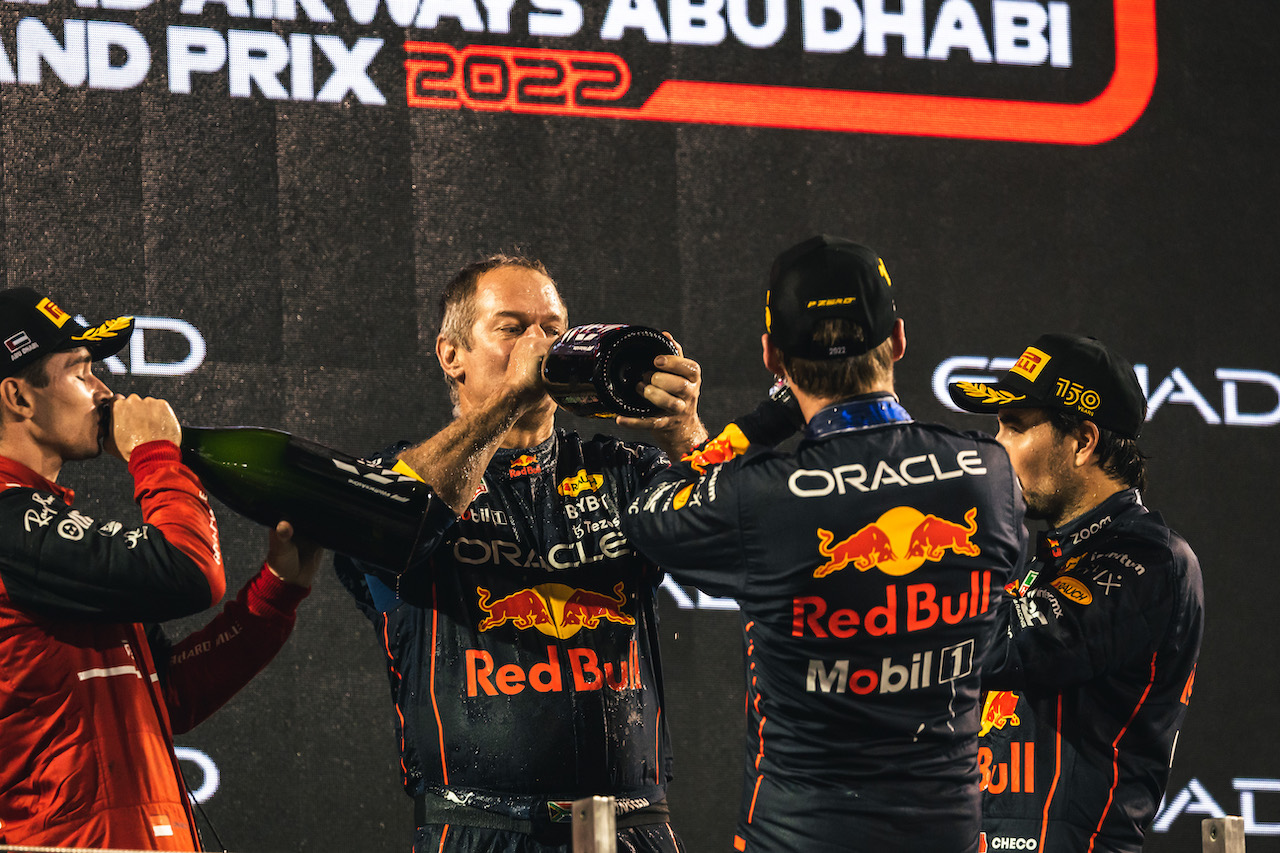 GP ABU DHABI, The podium (L to R): Charles Leclerc (MON) Ferrari, second;  Olaf Janssen (ZAF) Red Bull Racing Trackside Infrastructure Group Leader; Max Verstappen (NLD) Red Bull Racing, vincitore; Sergio Perez (MEX) Red Bull Racing, third.
20.11.2022. Formula 1 World Championship, Rd 22, Abu Dhabi Grand Prix, Yas Marina Circuit, Abu Dhabi, Gara Day.
- www.xpbimages.com, EMail: requests@xpbimages.com © Copyright: Bearne / XPB Images