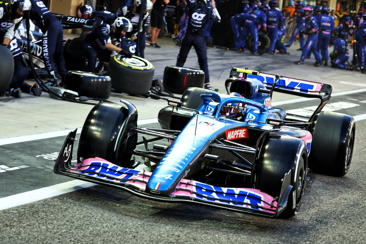 GP ABU DHABI, Esteban Ocon (FRA) Alpine F1 Team A522 makes a pit stop.
20.11.2022. Formula 1 World Championship, Rd 22, Abu Dhabi Grand Prix, Yas Marina Circuit, Abu Dhabi, Gara Day.
- www.xpbimages.com, EMail: requests@xpbimages.com © Copyright: Batchelor / XPB Images