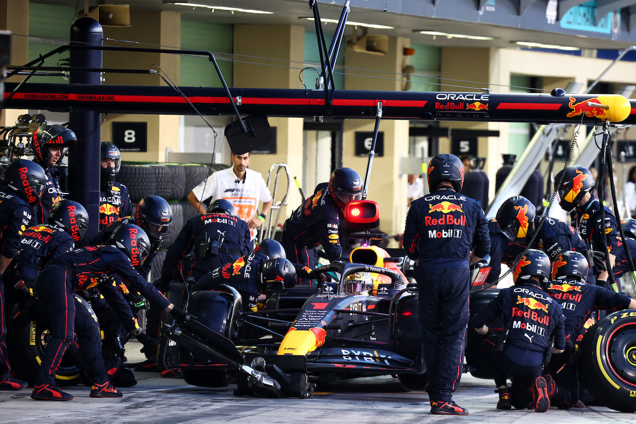 GP ABU DHABI, Max Verstappen (NLD) Red Bull Racing RB18 makes a pit stop.
20.11.2022. Formula 1 World Championship, Rd 22, Abu Dhabi Grand Prix, Yas Marina Circuit, Abu Dhabi, Gara Day.
- www.xpbimages.com, EMail: requests@xpbimages.com © Copyright: Batchelor / XPB Images