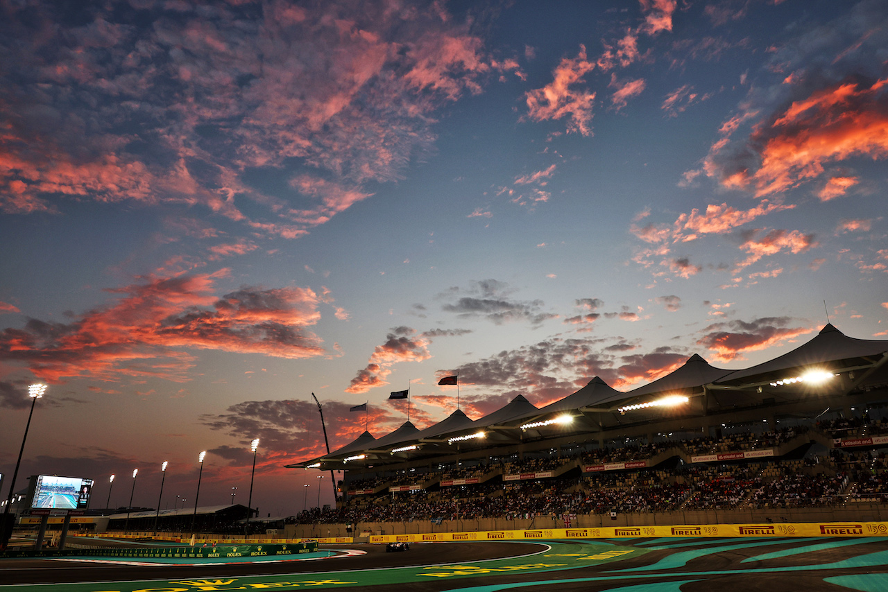 GP ABU DHABI, Guanyu Zhou (CHN) Alfa Romeo F1 Team C42.
20.11.2022. Formula 1 World Championship, Rd 22, Abu Dhabi Grand Prix, Yas Marina Circuit, Abu Dhabi, Gara Day.
- www.xpbimages.com, EMail: requests@xpbimages.com © Copyright: Moy / XPB Images