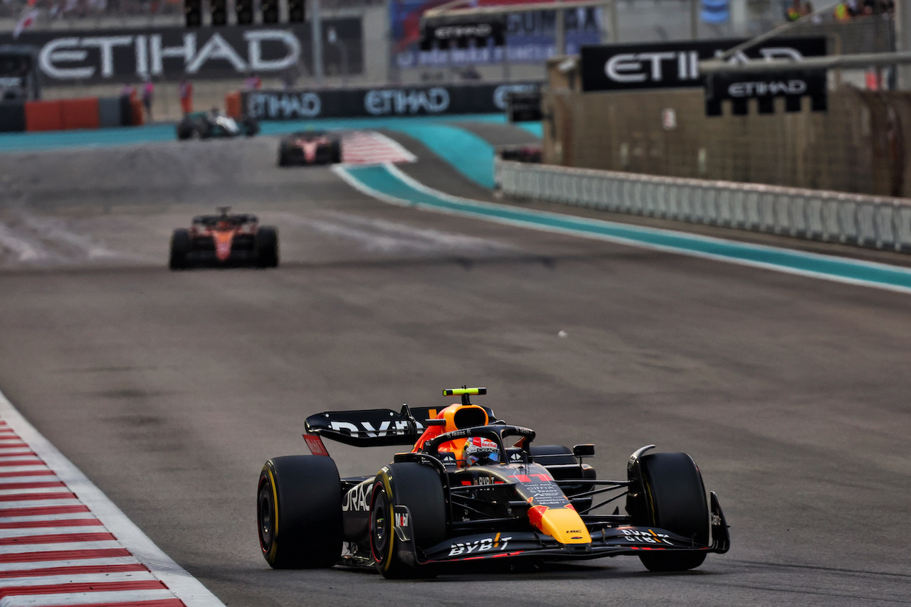 GP ABU DHABI, Sergio Perez (MEX) Red Bull Racing RB18.
20.11.2022. Formula 1 World Championship, Rd 22, Abu Dhabi Grand Prix, Yas Marina Circuit, Abu Dhabi, Gara Day.
- www.xpbimages.com, EMail: requests@xpbimages.com © Copyright: Batchelor / XPB Images