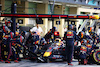 GP ABU DHABI, Max Verstappen (NLD) Red Bull Racing RB18 makes a pit stop.
20.11.2022. Formula 1 World Championship, Rd 22, Abu Dhabi Grand Prix, Yas Marina Circuit, Abu Dhabi, Gara Day.
- www.xpbimages.com, EMail: requests@xpbimages.com © Copyright: Batchelor / XPB Images