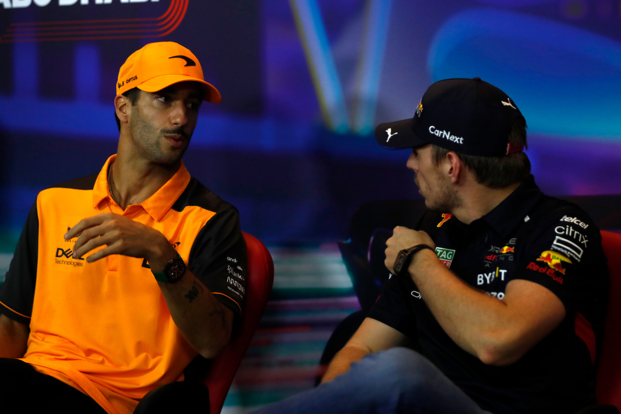 GP ABU DHABI, (L to R): Daniel Ricciardo (AUS) McLaren with Max Verstappen (NLD) Red Bull Racing, in the FIA Press Conference.
17.11.2022. Formula 1 World Championship, Rd 22, Abu Dhabi Grand Prix, Yas Marina Circuit, Abu Dhabi, Preparation Day.
- www.xpbimages.com, EMail: requests@xpbimages.com © Copyright: XPB Images