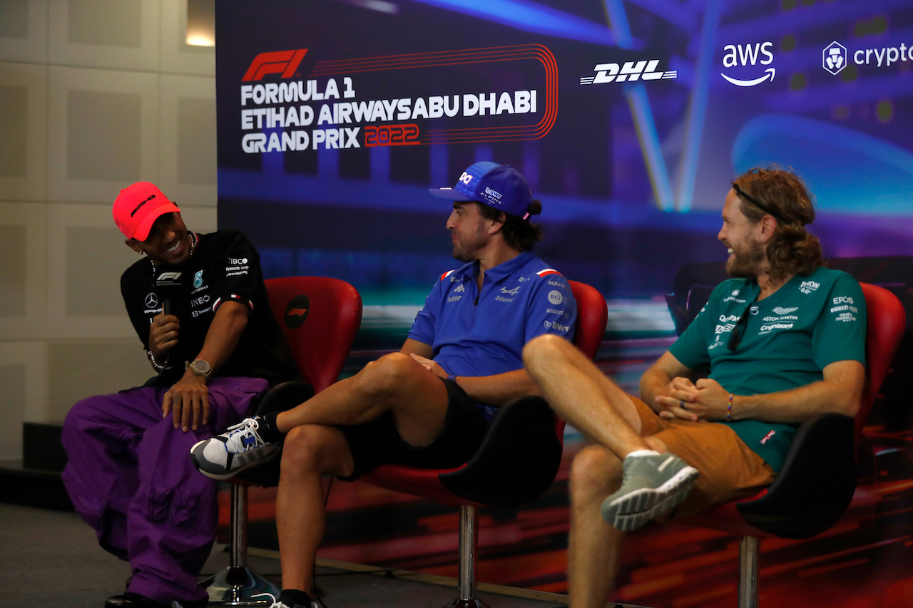 GP ABU DHABI, (L to R): Lewis Hamilton (GBR) Mercedes AMG F1 with Fernando Alonso (ESP) Alpine F1 Team e Sebastian Vettel (GER) Aston Martin F1 Team in the FIA Press Conference.
17.11.2022. Formula 1 World Championship, Rd 22, Abu Dhabi Grand Prix, Yas Marina Circuit, Abu Dhabi, Preparation Day.
- www.xpbimages.com, EMail: requests@xpbimages.com © Copyright: XPB Images