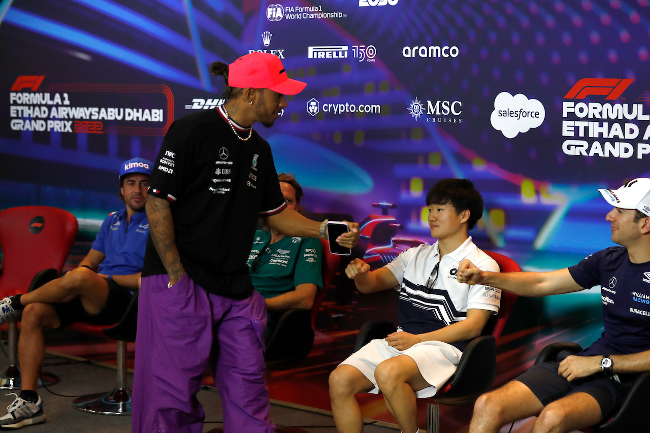 GP ABU DHABI, Lewis Hamilton (GBR) Mercedes AMG F1 with Yuki Tsunoda (JPN) AlphaTauri e Nicholas Latifi (CDN) Williams Racing in the FIA Press Conference.
17.11.2022. Formula 1 World Championship, Rd 22, Abu Dhabi Grand Prix, Yas Marina Circuit, Abu Dhabi, Preparation Day.
- www.xpbimages.com, EMail: requests@xpbimages.com © Copyright: XPB Images
