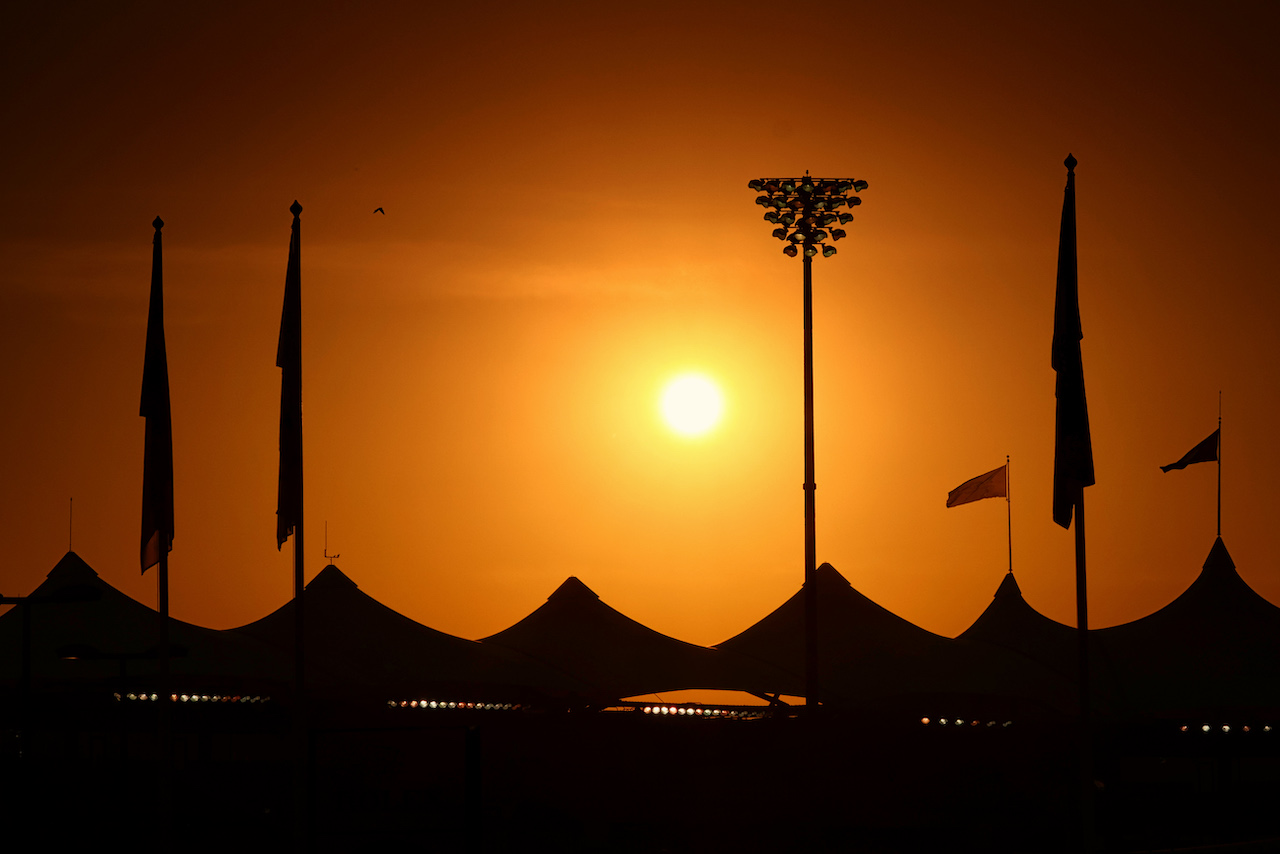 GP ABU DHABI, Circuit Atmosfera sunset.
17.11.2022. Formula 1 World Championship, Rd 22, Abu Dhabi Grand Prix, Yas Marina Circuit, Abu Dhabi, Preparation Day.
- www.xpbimages.com, EMail: requests@xpbimages.com © Copyright: Moy / XPB Images