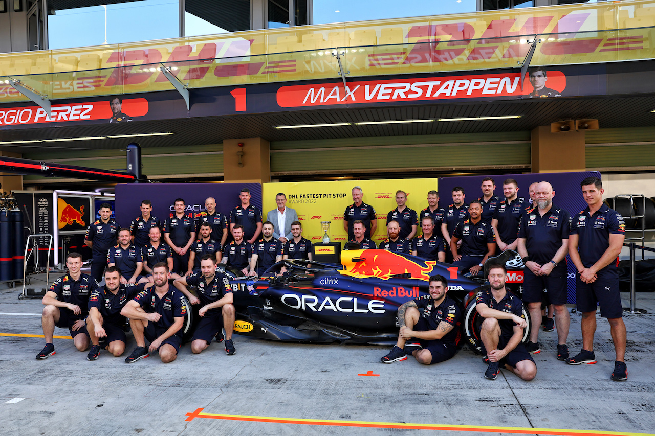 GP ABU DHABI, Red Bull Racing receive the DHL Fastest Pit Stop Award.
17.11.2022. Formula 1 World Championship, Rd 22, Abu Dhabi Grand Prix, Yas Marina Circuit, Abu Dhabi, Preparation Day.
- www.xpbimages.com, EMail: requests@xpbimages.com © Copyright: Batchelor / XPB Images