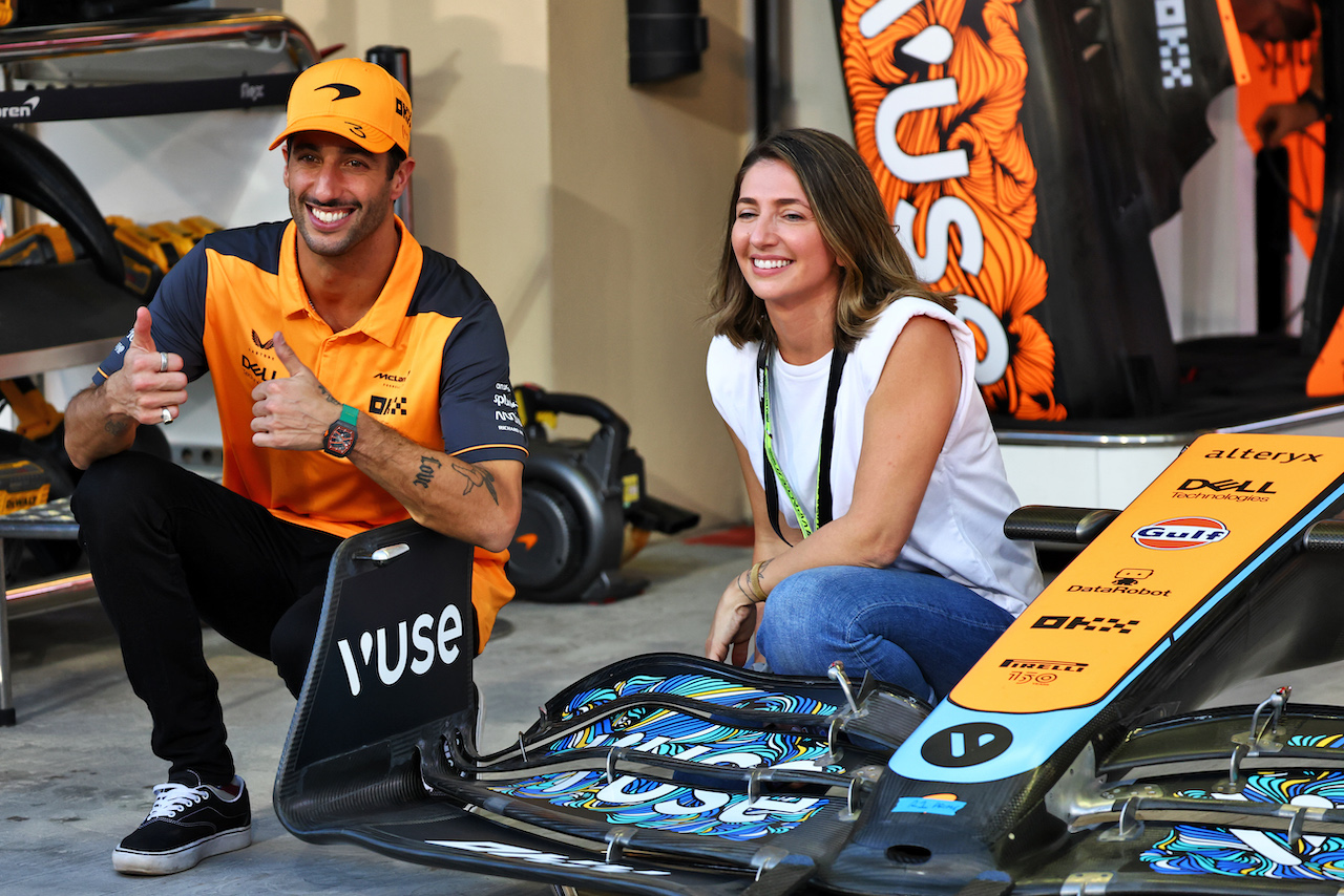 GP ABU DHABI, (L to R): Daniel Ricciardo (AUS) McLaren with Anna Tangles (LBN) Artist.
17.11.2022. Formula 1 World Championship, Rd 22, Abu Dhabi Grand Prix, Yas Marina Circuit, Abu Dhabi, Preparation Day.
- www.xpbimages.com, EMail: requests@xpbimages.com © Copyright: Batchelor / XPB Images