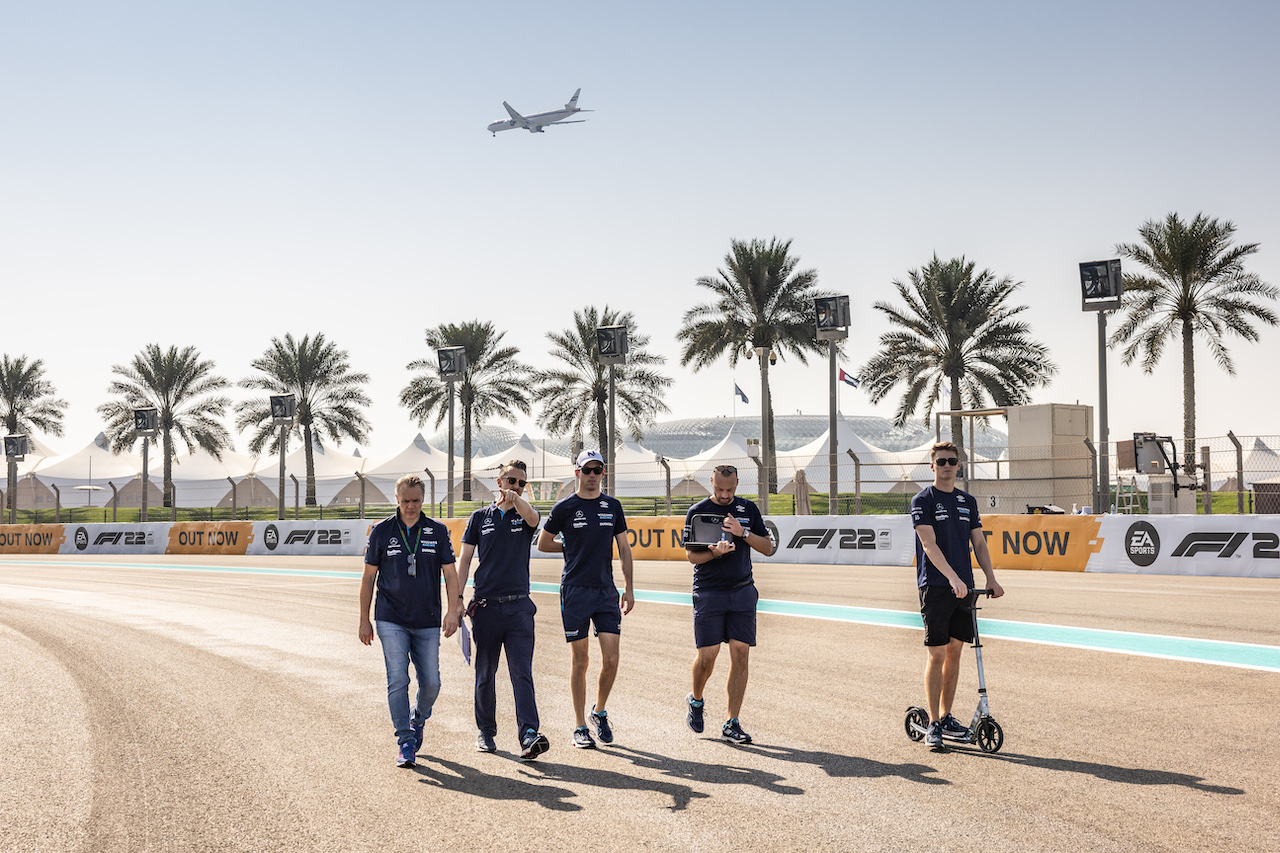 GP ABU DHABI, Nicholas Latifi (CDN) Williams Racing e Logan Sargeant (USA) Williams Racing Academy Driver walk the circuit with the team.
17.11.2022. Formula 1 World Championship, Rd 22, Abu Dhabi Grand Prix, Yas Marina Circuit, Abu Dhabi, Preparation Day.
- www.xpbimages.com, EMail: requests@xpbimages.com © Copyright: Bearne / XPB Images