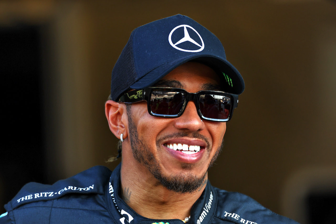 GP ABU DHABI, Lewis Hamilton (GBR) Mercedes AMG F1 at a team photograph.
17.11.2022. Formula 1 World Championship, Rd 22, Abu Dhabi Grand Prix, Yas Marina Circuit, Abu Dhabi, Preparation Day.
 - www.xpbimages.com, EMail: requests@xpbimages.com © Copyright: Coates / XPB Images