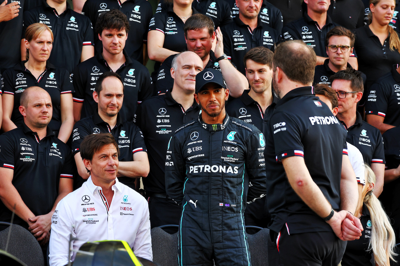 GP ABU DHABI, Toto Wolff (GER) Mercedes AMG F1 Shareholder e Executive Director e Lewis Hamilton (GBR) Mercedes AMG F1 at a team photograph.
17.11.2022. Formula 1 World Championship, Rd 22, Abu Dhabi Grand Prix, Yas Marina Circuit, Abu Dhabi, Preparation Day.
 - www.xpbimages.com, EMail: requests@xpbimages.com © Copyright: Coates / XPB Images