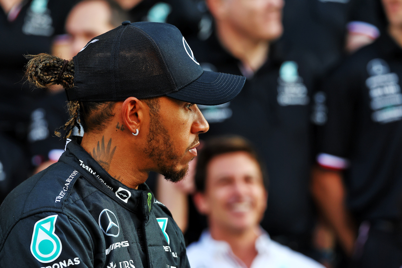 GP ABU DHABI, Lewis Hamilton (GBR) Mercedes AMG F1 at a team photograph.
17.11.2022. Formula 1 World Championship, Rd 22, Abu Dhabi Grand Prix, Yas Marina Circuit, Abu Dhabi, Preparation Day.
 - www.xpbimages.com, EMail: requests@xpbimages.com © Copyright: Coates / XPB Images