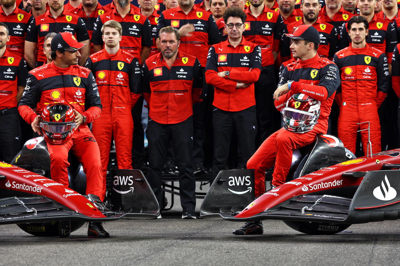 GP ABU DHABI, (L to R): Carlos Sainz Jr (ESP) Ferrari e Charles Leclerc (MON) Ferrari at a team photograph.
17.11.2022. Formula 1 World Championship, Rd 22, Abu Dhabi Grand Prix, Yas Marina Circuit, Abu Dhabi, Preparation Day.
 - www.xpbimages.com, EMail: requests@xpbimages.com © Copyright: Coates / XPB Images