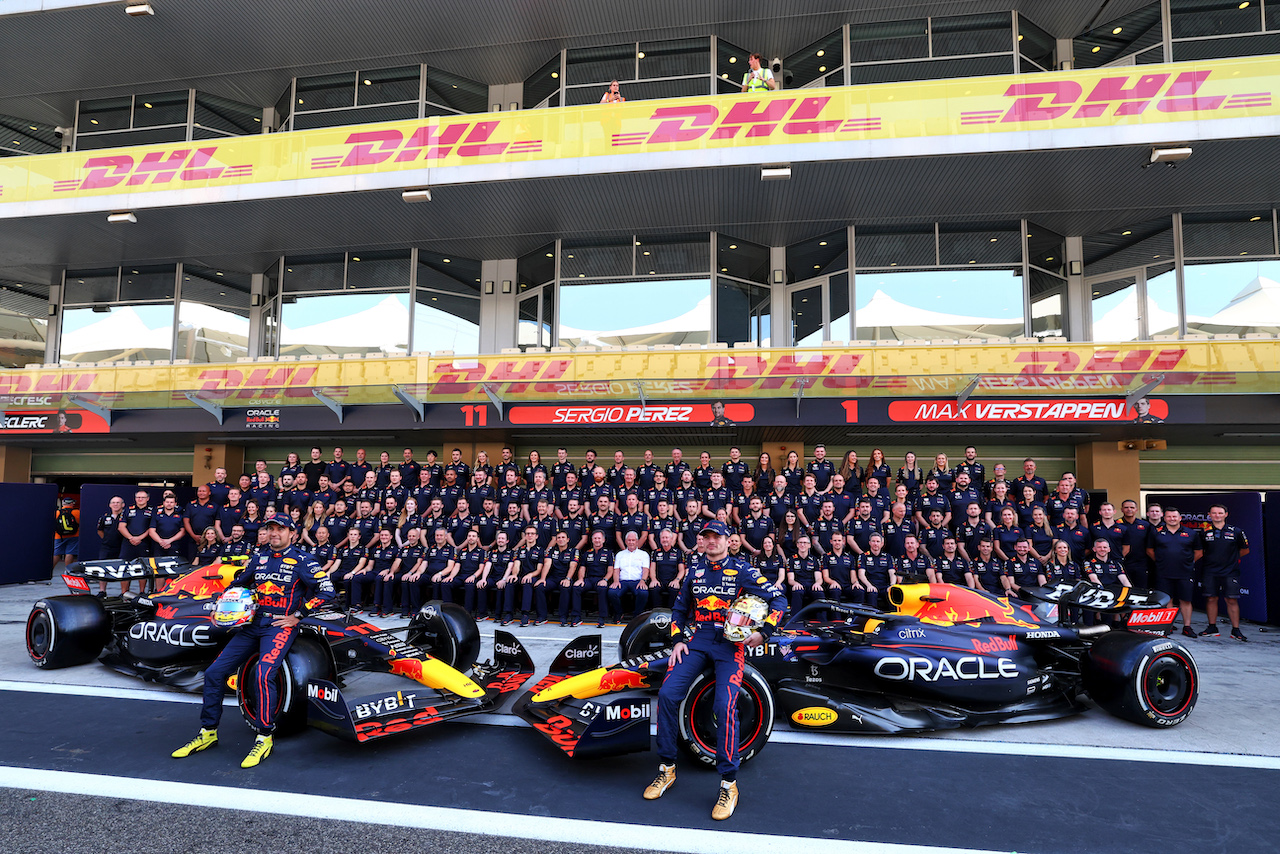 GP ABU DHABI, (L to R): Sergio Perez (MEX) Red Bull Racing e Max Verstappen (NLD) Red Bull Racing at a team photograph.
17.11.2022. Formula 1 World Championship, Rd 22, Abu Dhabi Grand Prix, Yas Marina Circuit, Abu Dhabi, Preparation Day.
 - www.xpbimages.com, EMail: requests@xpbimages.com © Copyright: Coates / XPB Images