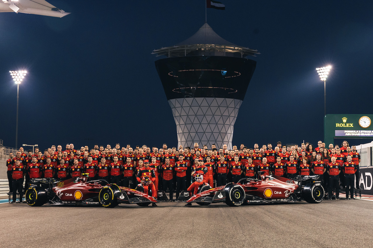 GP ABU DHABI, (L to R): Carlos Sainz Jr (ESP) Ferrari e Charles Leclerc (MON) Ferrari at a team photograph.
17.11.2022. Formula 1 World Championship, Rd 22, Abu Dhabi Grand Prix, Yas Marina Circuit, Abu Dhabi, Preparation Day.
- www.xpbimages.com, EMail: requests@xpbimages.com © Copyright: Bearne / XPB Images