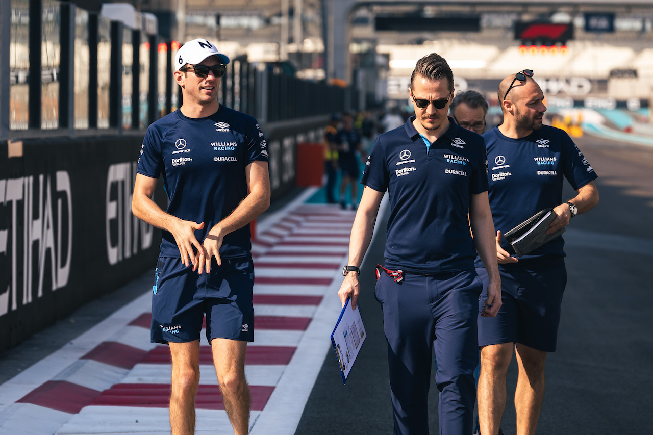 GP ABU DHABI, Nicholas Latifi (CDN) Williams Racing walks the circuit with the team.
17.11.2022. Formula 1 World Championship, Rd 22, Abu Dhabi Grand Prix, Yas Marina Circuit, Abu Dhabi, Preparation Day.
- www.xpbimages.com, EMail: requests@xpbimages.com © Copyright: Bearne / XPB Images