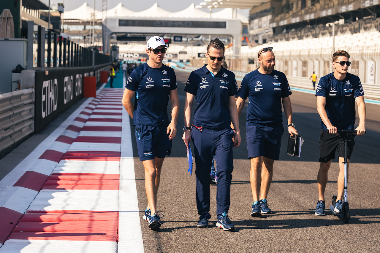 GP ABU DHABI, Nicholas Latifi (CDN) Williams Racing walks the circuit with the team.
17.11.2022. Formula 1 World Championship, Rd 22, Abu Dhabi Grand Prix, Yas Marina Circuit, Abu Dhabi, Preparation Day.
- www.xpbimages.com, EMail: requests@xpbimages.com © Copyright: Bearne / XPB Images