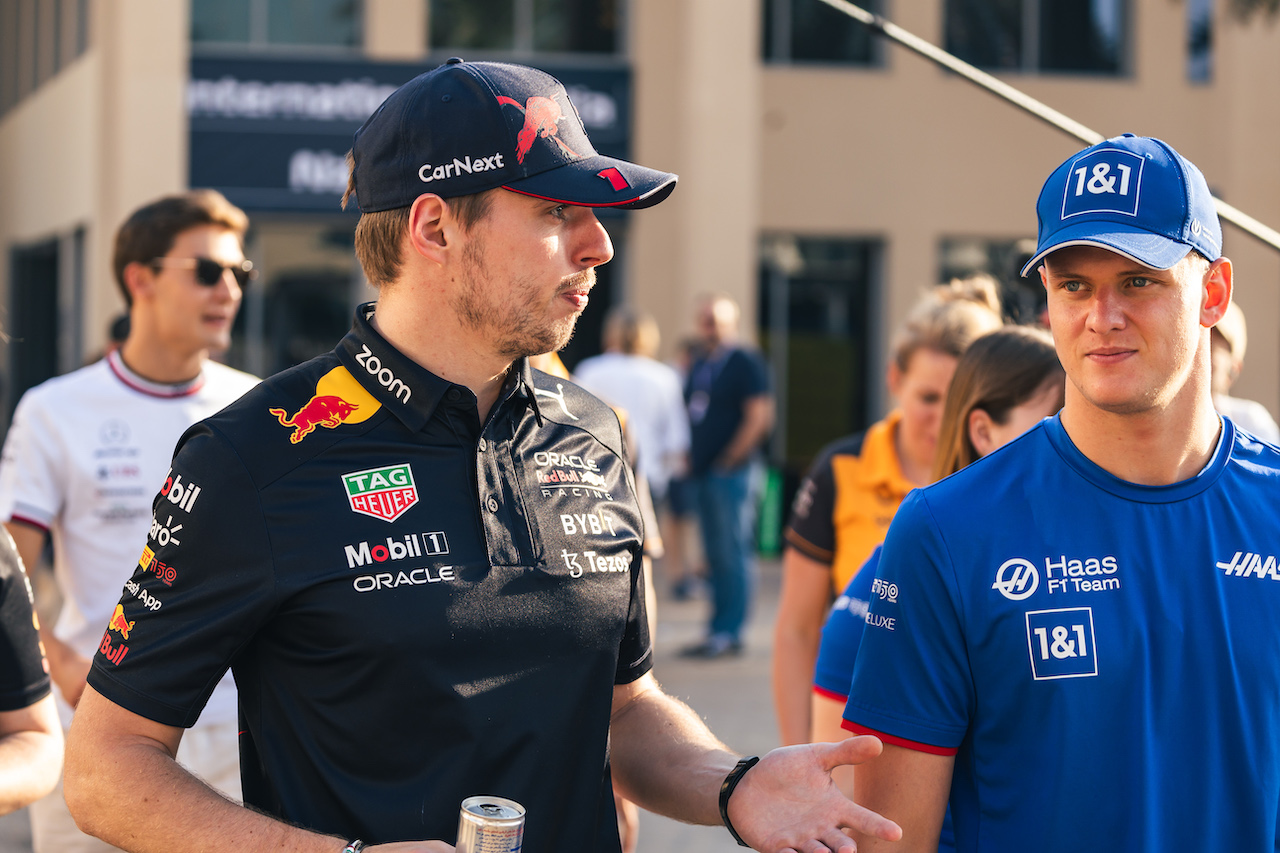 GP ABU DHABI, (L to R): Max Verstappen (NLD) Red Bull Racing with Mick Schumacher (GER) Haas F1 Team.
17.11.2022. Formula 1 World Championship, Rd 22, Abu Dhabi Grand Prix, Yas Marina Circuit, Abu Dhabi, Preparation Day.
- www.xpbimages.com, EMail: requests@xpbimages.com © Copyright: Bearne / XPB Images