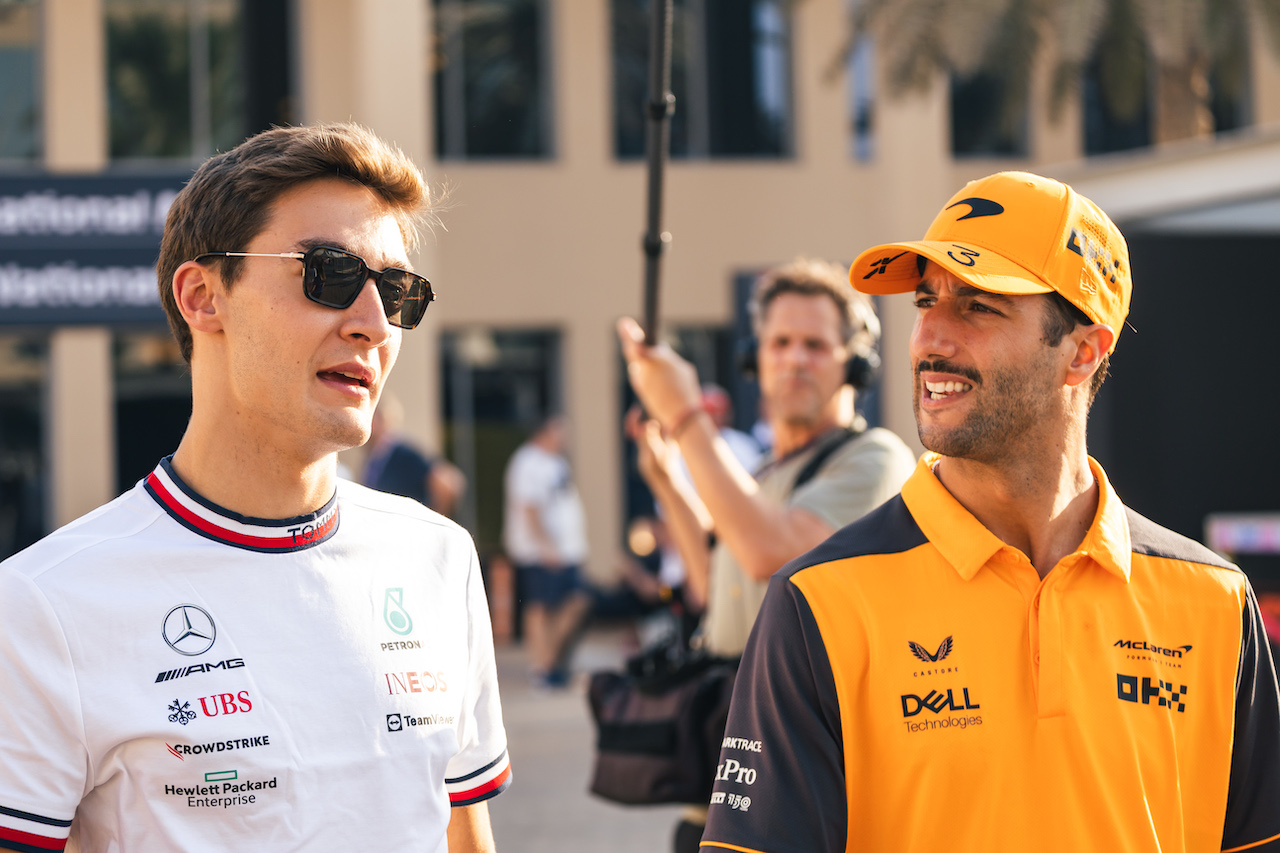 GP ABU DHABI, (L to R): George Russell (GBR) Mercedes AMG F1 with Daniel Ricciardo (AUS) McLaren.
17.11.2022. Formula 1 World Championship, Rd 22, Abu Dhabi Grand Prix, Yas Marina Circuit, Abu Dhabi, Preparation Day.
- www.xpbimages.com, EMail: requests@xpbimages.com © Copyright: Bearne / XPB Images