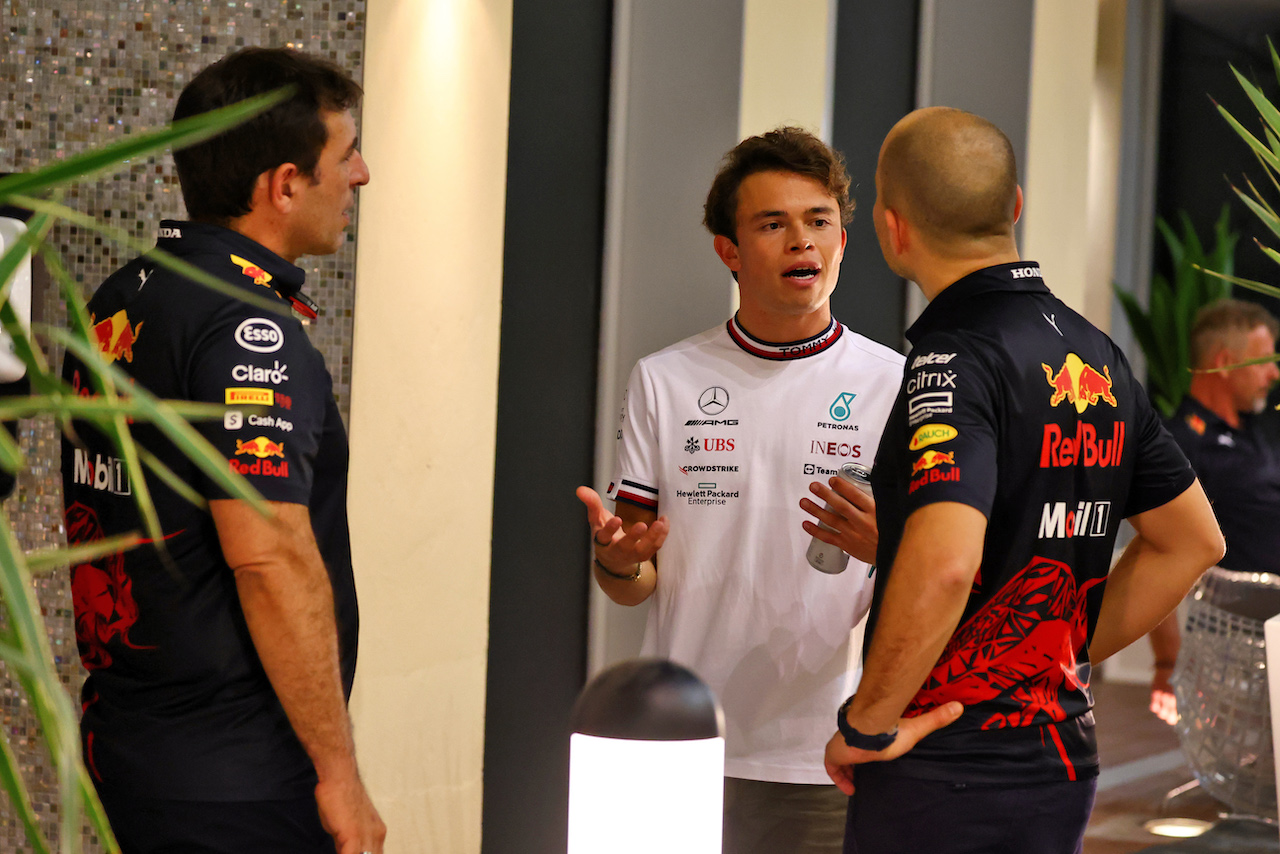 GP ABU DHABI, (L to R): Pierre Wache (FRA) Red Bull Racing Technical Director with Nyck de Vries (NLD) McLaren Reserve Driver e Gianpiero Lambiase (ITA) Red Bull Racing Engineer.
17.11.2022. Formula 1 World Championship, Rd 22, Abu Dhabi Grand Prix, Yas Marina Circuit, Abu Dhabi, Preparation Day.
- www.xpbimages.com, EMail: requests@xpbimages.com © Copyright: Moy / XPB Images