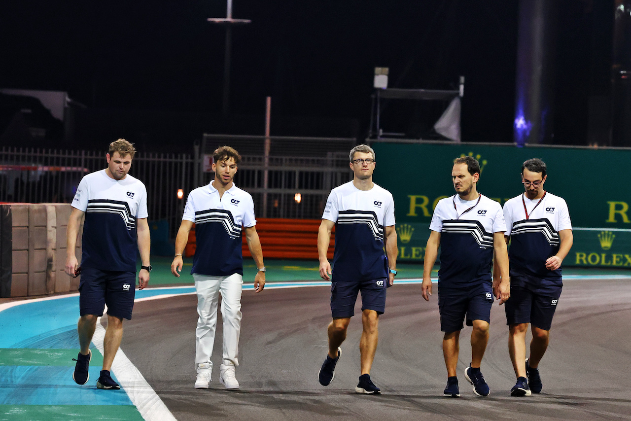 GP ABU DHABI, Pierre Gasly (FRA) AlphaTauri walks the circuit with the team.
17.11.2022. Formula 1 World Championship, Rd 22, Abu Dhabi Grand Prix, Yas Marina Circuit, Abu Dhabi, Preparation Day.
- www.xpbimages.com, EMail: requests@xpbimages.com © Copyright: Moy / XPB Images