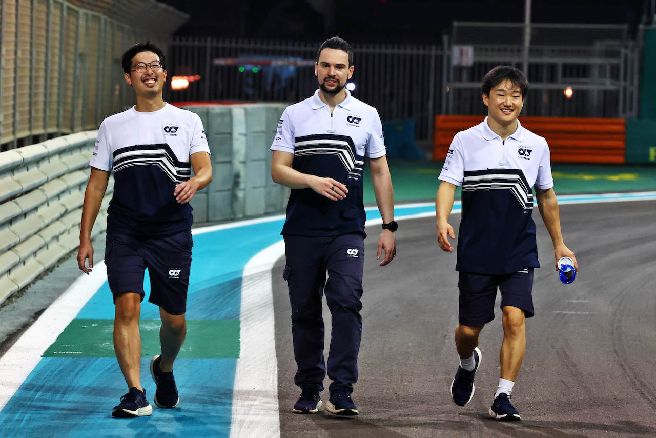 GP ABU DHABI, Yuki Tsunoda (JPN) AlphaTauri walks the circuit with the team.
17.11.2022. Formula 1 World Championship, Rd 22, Abu Dhabi Grand Prix, Yas Marina Circuit, Abu Dhabi, Preparation Day.
- www.xpbimages.com, EMail: requests@xpbimages.com © Copyright: Moy / XPB Images
