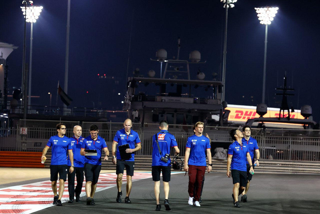 GP ABU DHABI, Mick Schumacher (GER) Haas F1 Team walks the circuit with the team.
17.11.2022. Formula 1 World Championship, Rd 22, Abu Dhabi Grand Prix, Yas Marina Circuit, Abu Dhabi, Preparation Day.
- www.xpbimages.com, EMail: requests@xpbimages.com © Copyright: Moy / XPB Images
